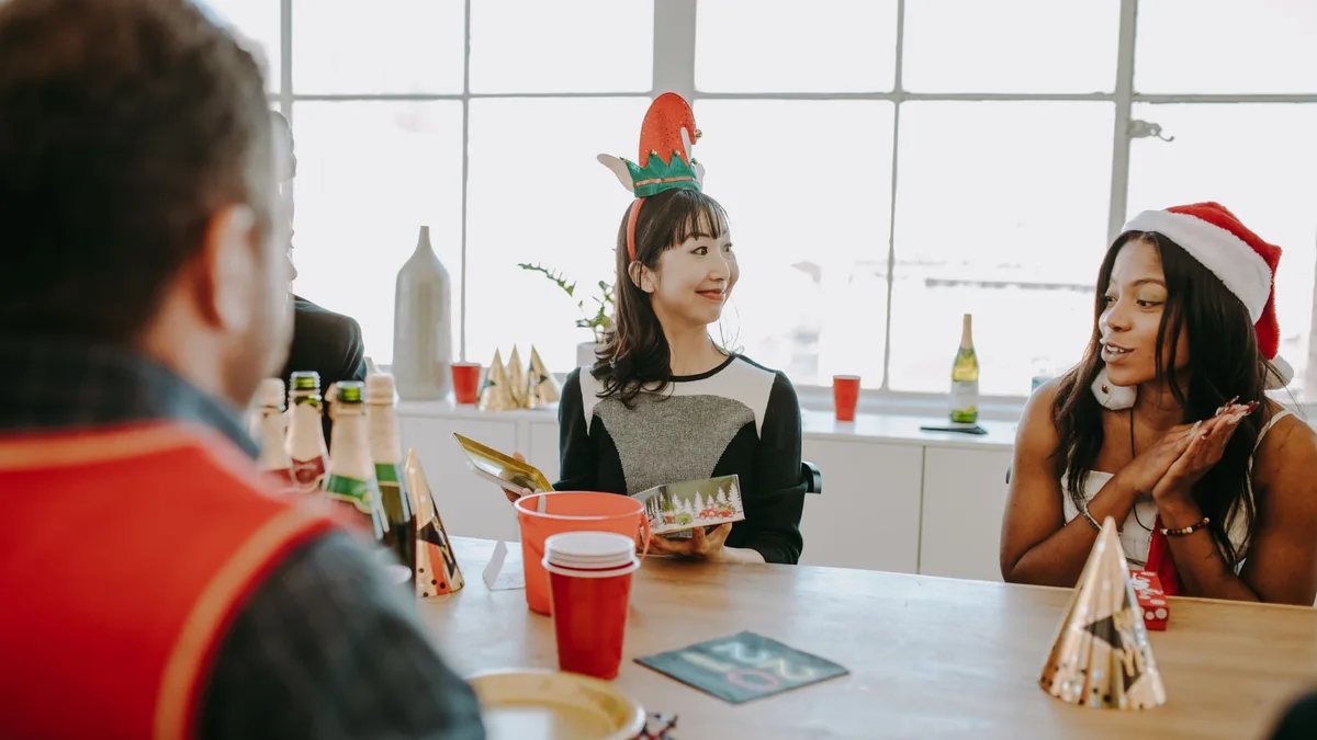 Cadeau pour un collègue : 22 idées selon l'occasion (Noël, départ, anniversaire) et le budget