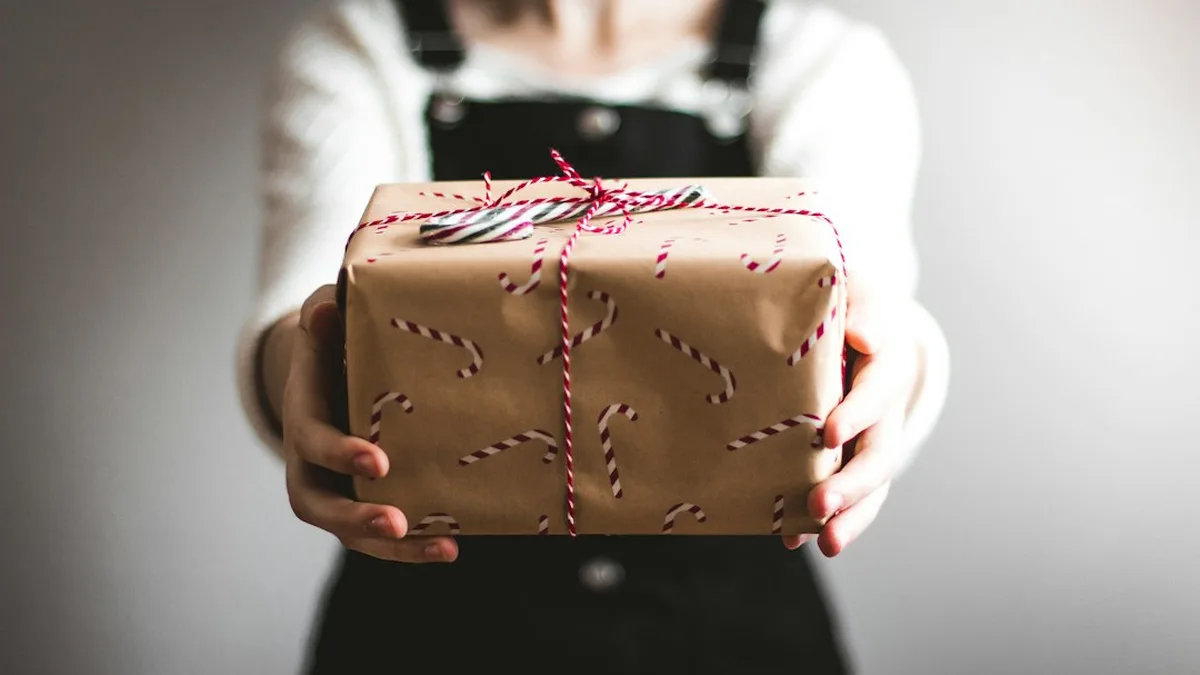 Idée cadeau femme 25 ans : un paquet framboise choisi pour marquer le coup