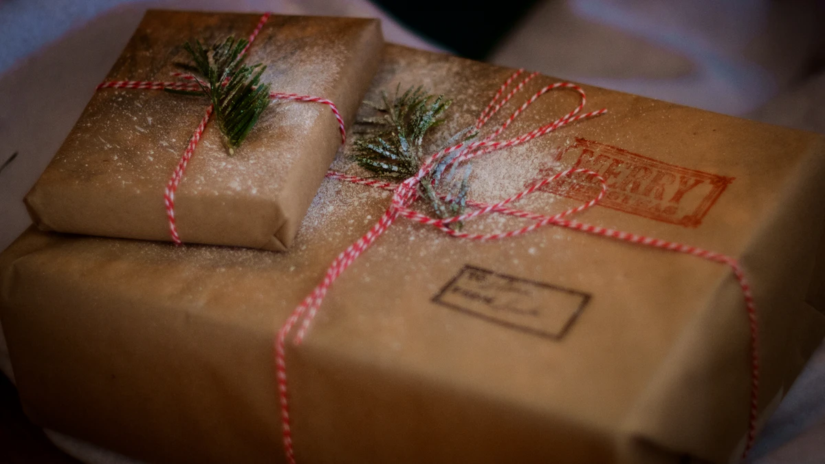 Idées cadeaux de Noël : paquets emballés en papier kraft avec étiquettes, prêts à offrir